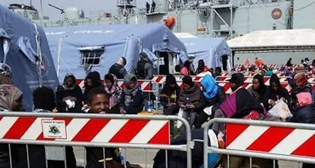 Il caso dei test sui migranti: negativi in Sicilia, positivi a Potenza