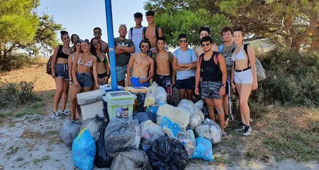 Sant’Anna Arresi. Puliscono la spiaggia: pomeriggio alternativo per un gruppo di giovani