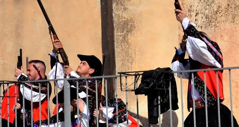 S'Incontru. Perché in Sardegna a Pasqua si spara?