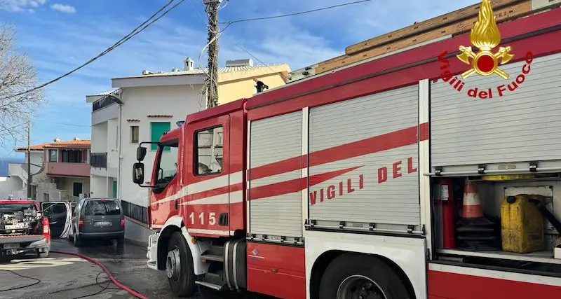Appartamento in fiamme a Cala Gonone: vigili del fuoco in azione