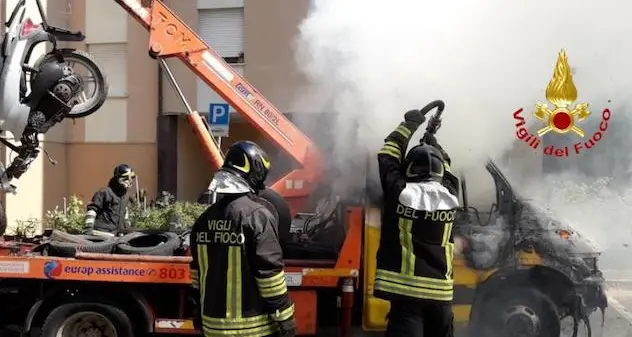 Carro attrezzi prende fuoco a Oristano