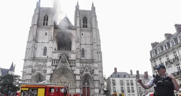 Incendio di Nantes, volontario confessa: \"Ho appiccato il fuoco\"