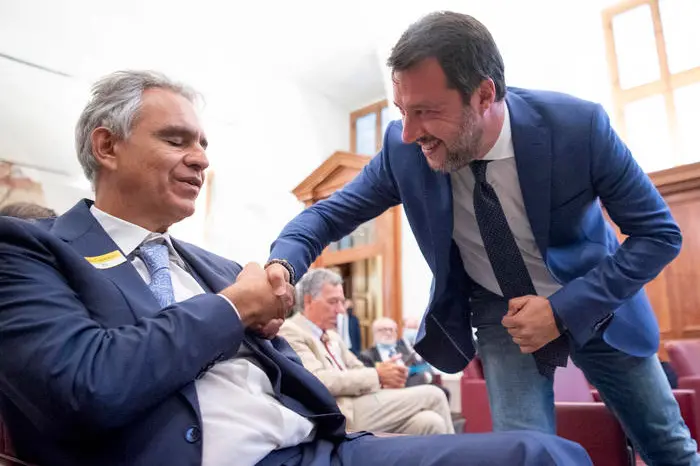 Il leader della Lega, Matteo Salvini, saluta Andrea Bocelli, al convegno sul coronavirus organizzato da Sgarbi e Siri a Roma, 27 luglio 2020.   MAURIZIO BRAMBATTI/ANSA