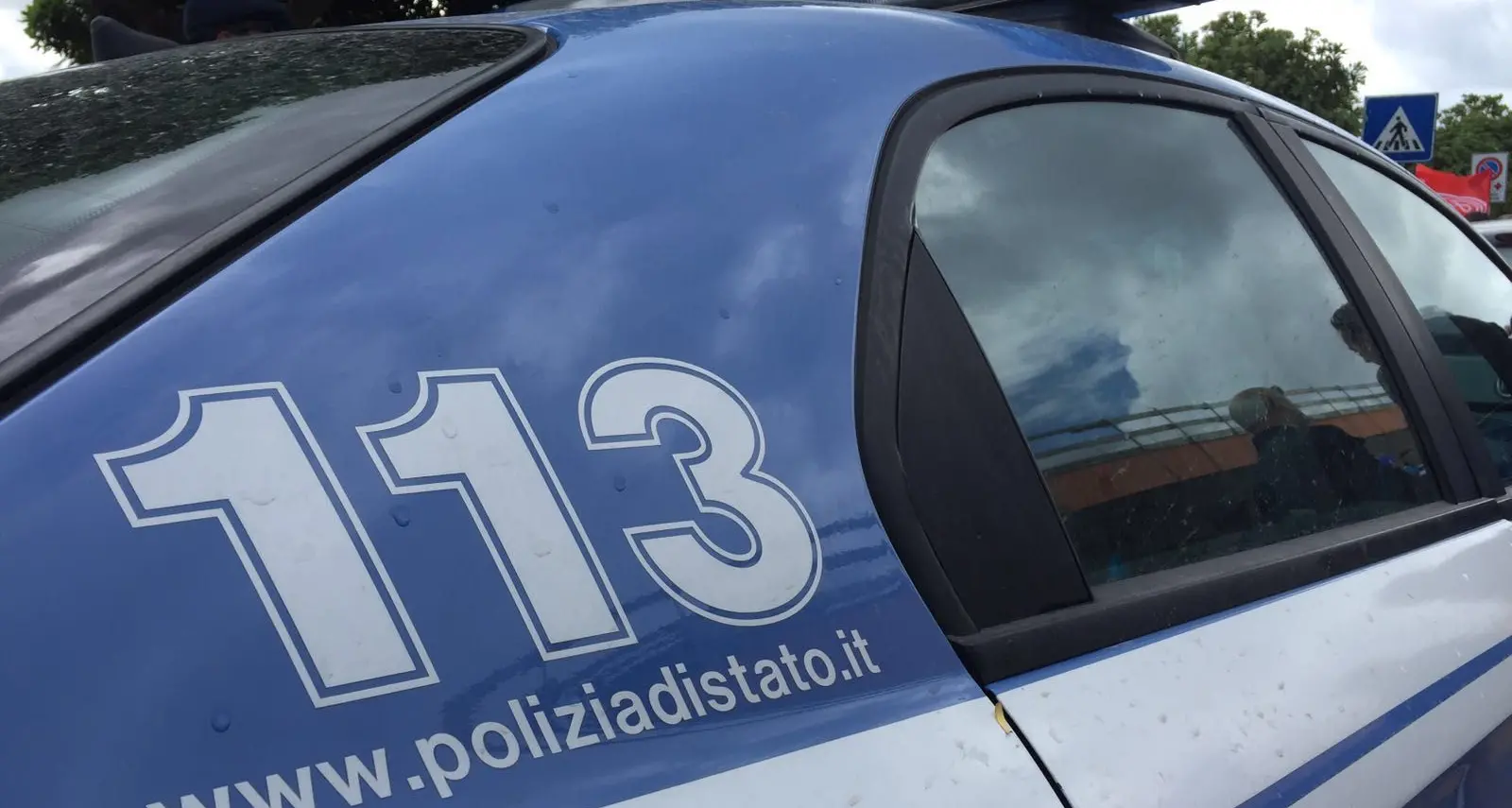 Ragazza nomade con in braccio un bimbo urta una donna e le ruba 1500 euro: arrestata dalla Polizia