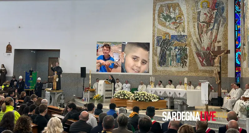 Nuoro. Lacrime e dolore per l'ultimo saluto a Ythan e Patrick | VIDEO