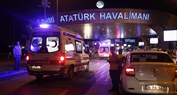 Il tragico bilancio del triplice attentato avvenuto all'aeroporto di Istanbul: 36 vittime e 147 feriti