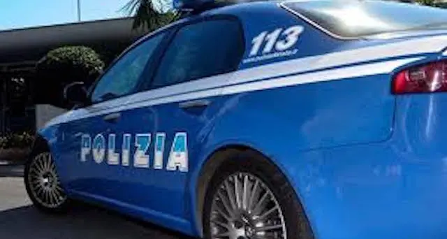 Cercano di imbarcarsi su due navi senza permessi: sudanesi aggrediscono la polizia