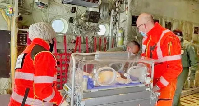 Neonata in pericolo di vita trasportata d’urgenza a Roma su un volo dell’Aeronautica Militare