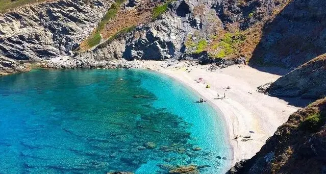 Cade dalla scogliera e muore, dramma all'Argentiera