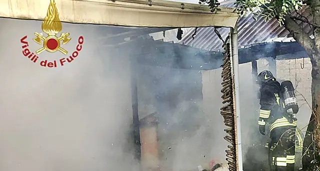 Va a fuoco un gazebo e un ripostiglio in legno, paura a Gesico: sul posto i Vigili del Fuoco