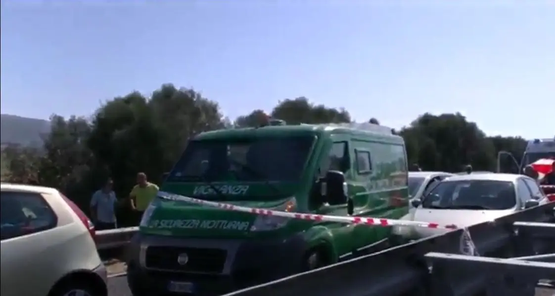 Assalto armato al portavalori: un'auto guidata da una giovane donna è stata centrata nella parte posteriore da un proiettile sparato dai banditi