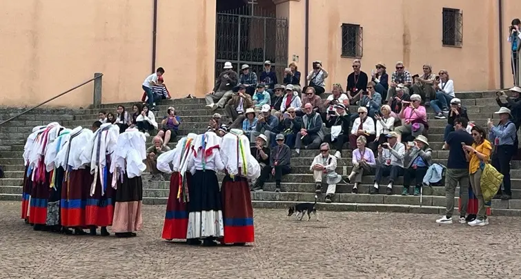 A Fonni 80 croceristi americani assistono a un'esibizione carnevalesca