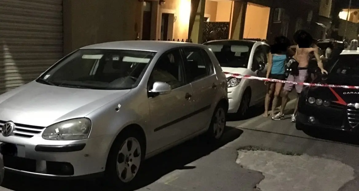 Spari in via Boccherini, auto crivellata di colpi