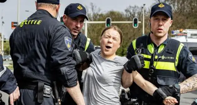 Greta Thunberg fermata dalla polizia durante una protesta ambientalista