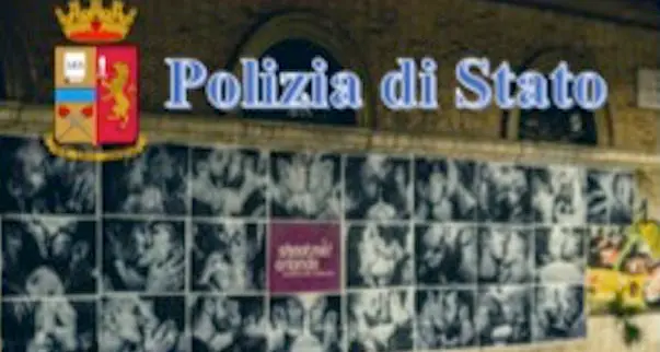 Foto baci gay bruciate: denunciate quattro persone