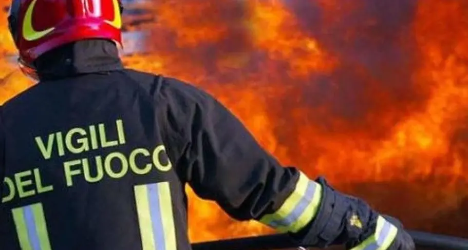 Vasto incendio nelle campagne fra Ploaghe e Codrongianos: fiamme minacciano la Basilica di Saccargia