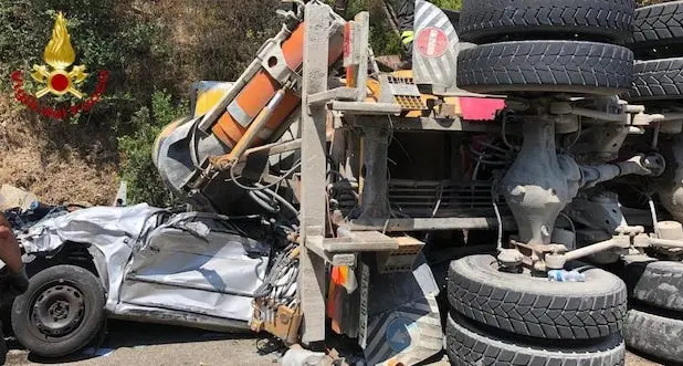 Auto schiacciata da betoniera sulla SS 387: gravissima una donna