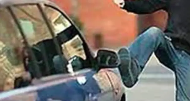 Prende a calci un auto, si accorge di essere filmato e mostra i genitali a una donna