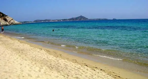 Turista romagnolo ruba sabbia da una spiaggia a Villasimius: 3mila euro di multa