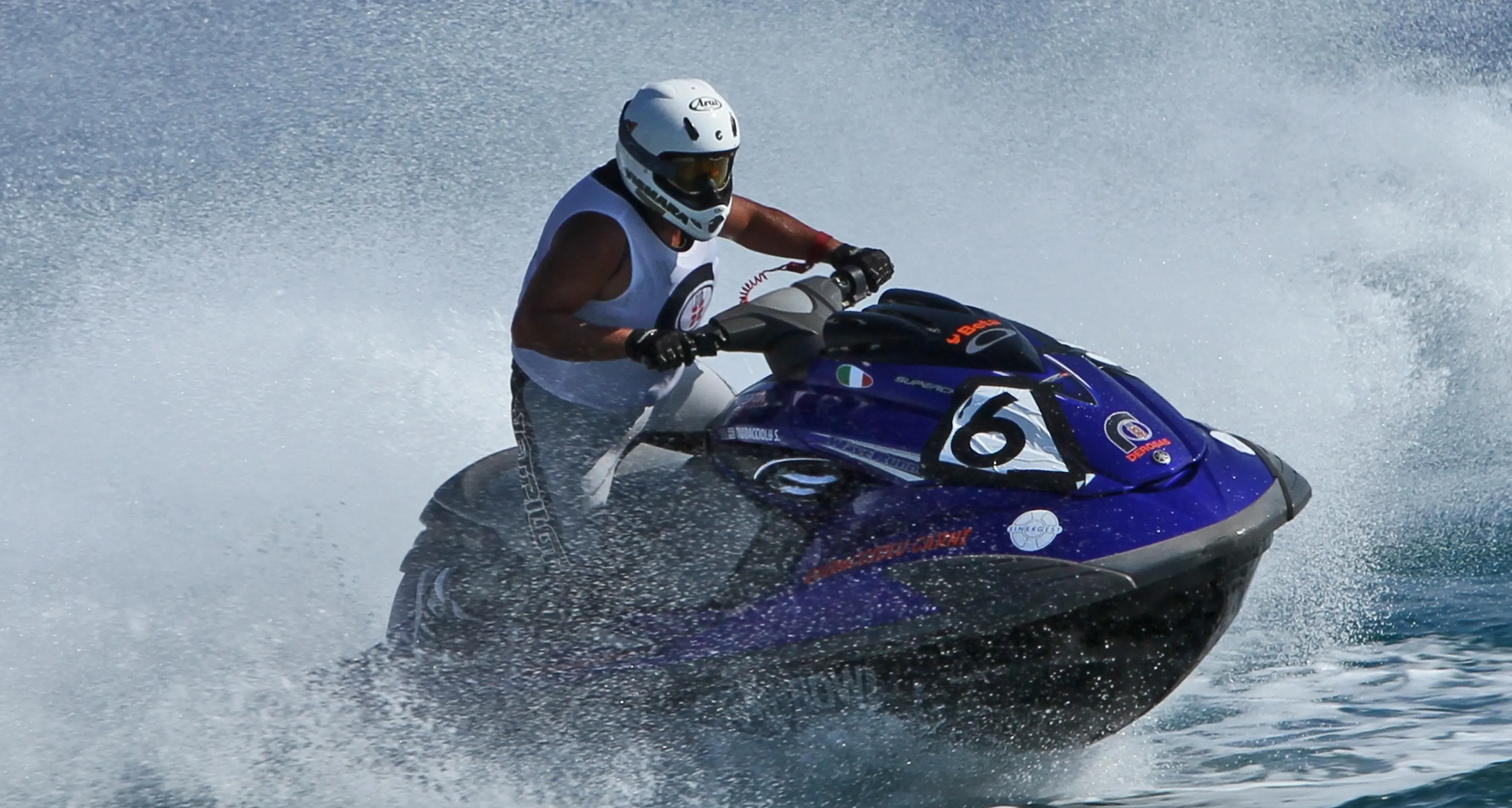 Cercano di rubare una moto d'acqua, ma rimangono incastrati tra lo yacht e la banchina