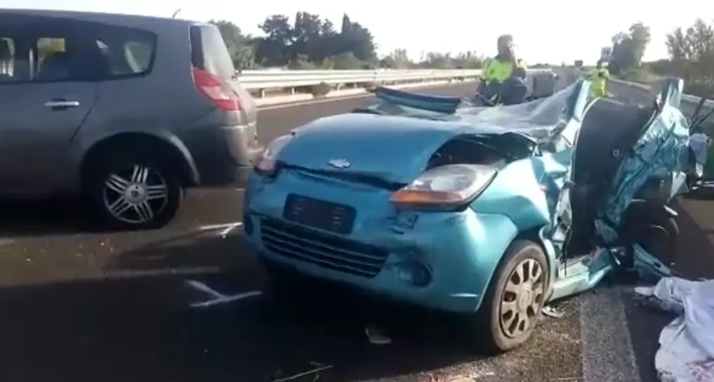 Travolge un auto in panne e provoca 2 morti: è caccia al conducente. È un militare di 36 anni