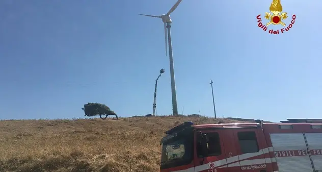 Due operai bloccati su una pala eolica, intervengono i Vigili del fuoco