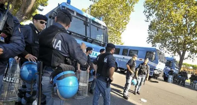 Protesta per la festa della Nato a Napoli, scontri con la polizia