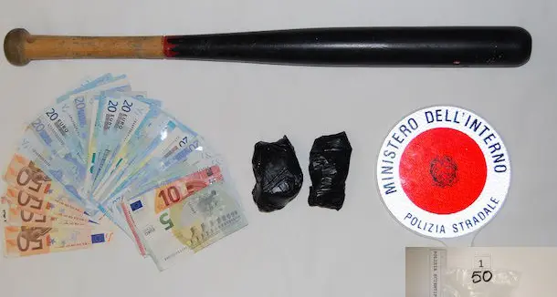 Sorpreso in auto con droga e mazza da baseball: arrestato 56enne di Alghero