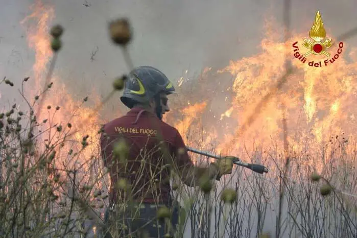 Un vigile del fuoco al lavoro per spegnere incendio in Calabria.