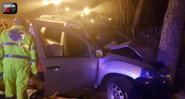 Auto sbanda e si schianta contro un albero a Monte Urpinu: ferite due ragazze