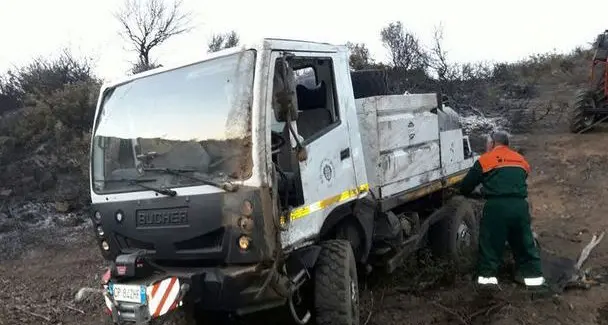 Si ribalta il mezzo antincendio: due feriti