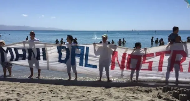 \"Giù le mani dal nostro mare\": flash mob per dire no alle trivelle