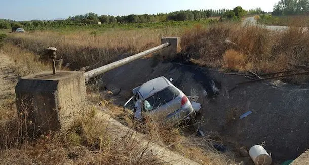 Auto finisce in un canale: muore una studentessa di 22anni