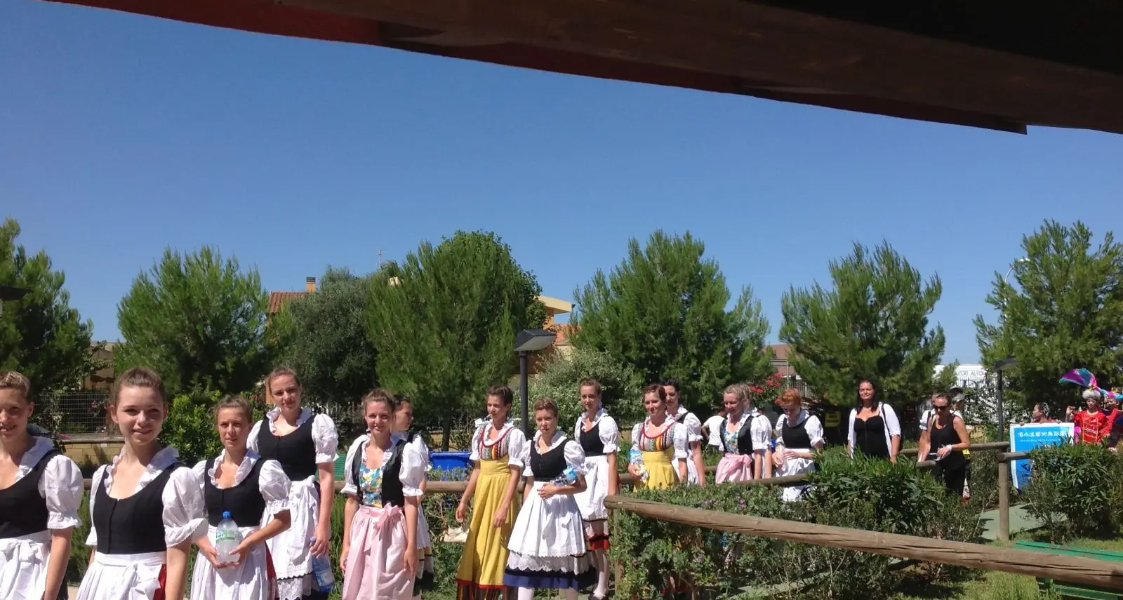 \"Saboris a ballus\" e \"Pichiadas\", pienone a Uta per il festival del folklore