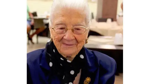 Tzia Emanuela, di 103 anni, sfida la tecnologia con uno smartphone