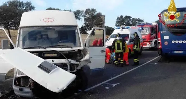 Tampona un pullman dell'Arst per poi scontrarsi con un furgone: tre feriti sulla statale 129