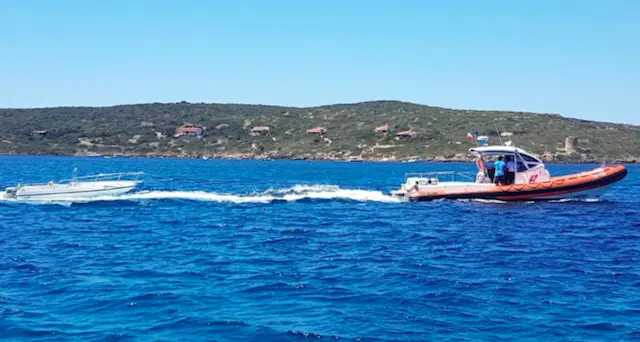 Barca rischia di affondare: due persone salvate dalla guardia costiera