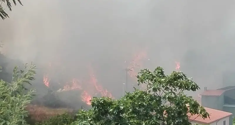 A Sarule fiamme alle porte del paese