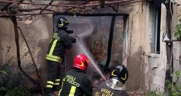 Paura a Villaputzu per l’incendio in una casa: proprietario in salvo