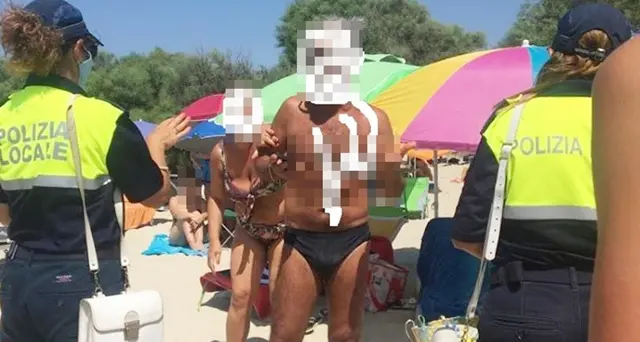 La ‘guerra’ degli ombrelloni, i furbetti vengono rimproverati in spiaggia: arrivano anche i Vigili Urbani