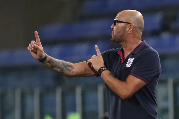 epa08573576 Cagliari\\'s head coach Walter Zenga gestures   during the Italian Serie A soccer match Cagliari Calcio vs Juventus FC at Sardegna  Arena stadium in Cagliari, Sardinia island, Italy, 29 July 2020.  EPA/FABIO MURRU