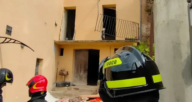 Laconi, esplosione fa crollare palazzina: due persone estratte dalle macerie