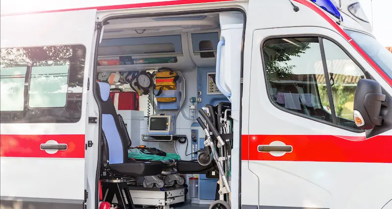 Scooter travolto da camion davanti a scuola: 16enne ferito a Oristano