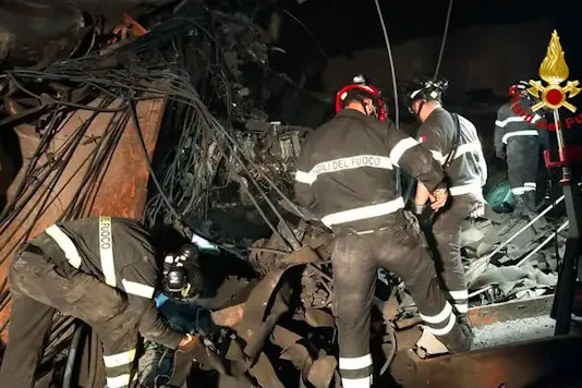 I vigili del fuoco durante le operazioni di ricerca dei 4 dispersi, di cui 61 inviati in rinforzo dalle regioni limitrofe, a seguito dell\\'esplosione nella centrale idroelettrica di Bargi, 10 aprile.  Sul posto team USAR (Urban Search and Rescue), sommozzatori, unit\\u00E0 Speleo Alpino Fluviali, squadre ordinarie ed esperti topografi. ANSA/ VIGILI DEL FUOCO ++HO - NO SALES EDITORIAL USE ONLY++