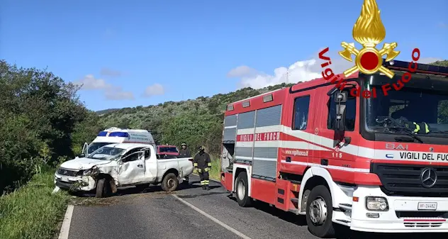 Macomer, finisce fuori strada sulla 129: 35enne in codice rosso