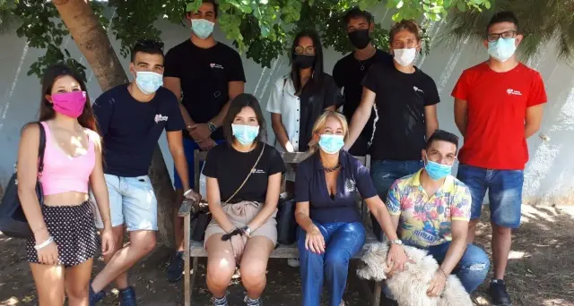 Vita da cani tra piscine e bagni freschi d’amore, il bel gesto dei giovani sardisti al Canile