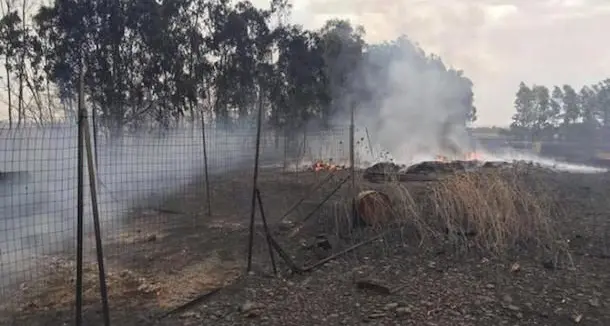 Incendio a Samatzai: le fiamme raggiungono un fienile