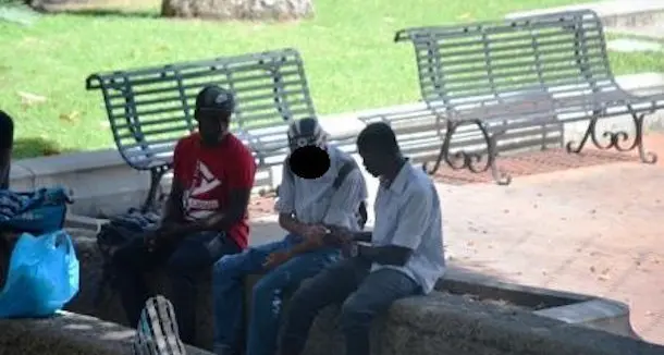 Sorpresi a vendere droga in piazza: arrestati due ghanesi