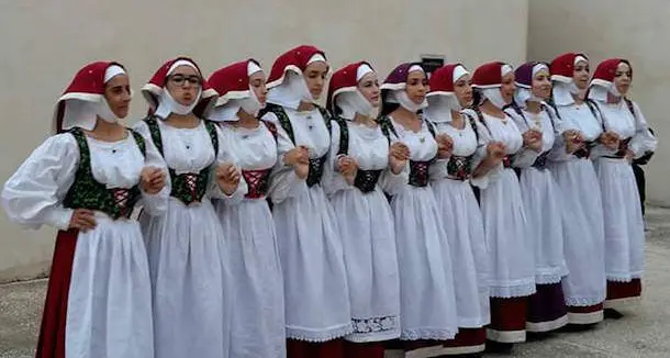 Domani a Sorradile la grande festa del Barigadu: musica, danze, colori e una sfilata di coppie in costume e maschere tradizionali di oltre 40 paesi della Sardegna