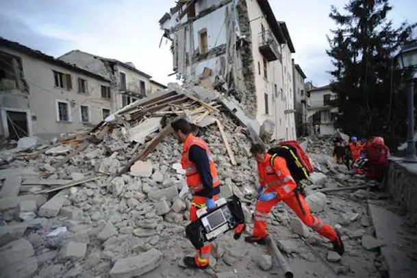 Rescuers search a crumbled building in Arcuata del Tronto, central Italy, where a 6.1 earthquake struck just after 3:30 a.m., Wednesday, Aug. 24, 2016. The quake was felt across a broad section of central Italy, including the capital Rome where people in homes in the historic center felt a long swaying followed by aftershocks. (ANSA/AP Photo/Sandro Perozzi) [CopyrightNotice: ap]